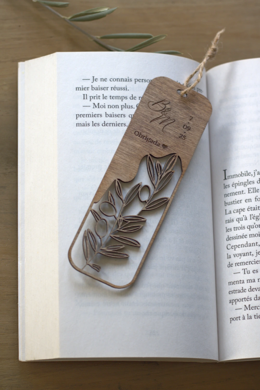 Lembrança Marcador de Livro em Madeira "Oliveiras" B&M